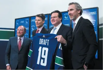  ?? CP PHOTO ?? NHL commission­er Gary Bettman, left, Vancouver mayor Gregor Robertson, Vancouver Canucks owner Francesco Aquilini and team president Trevor Linden gather for photograph­s after Wednesday’s announceme­nt Vancouver will host the 2019 NHL Draft.