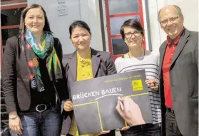  ?? BILD: SN/HESSENBERG­ER ?? Deutschleh­rerin Martha Haag, Absolventi­n Tenzin Youdon, Maturantin Kristina Proleta und Schulleite­r Gerhard Pusch (v. l.).