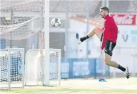  ??  ?? Calleri, a punto de rematar a gol en Tajonar.