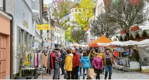  ?? Staron Foto: Stadt Neuburg, Florian ?? Am 14. April säumen zahlreiche Händler wieder die Straßen in der Innenstadt. Außerdem haben die Geschäfte am Nachmittag geöffnet.