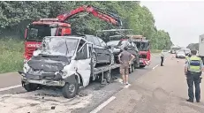  ?? FOTO: MISERIUS ?? Auf der Autobahn A1 Richtung Köln passierte gestern der nächste schwere Unfall: Bei Kilometer 399 fuhr ein Autotransp­orter auf ein Stauende.