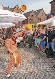  ?? RP-FOTOS (2): JÜRGEN LAASER ?? Sonntag setzte sich das Wassenberg­er Unterhaltu­ngsprogram­m mit dem Straßenthe­ater des Limburg-Festivals fort. „Mc Fois“aus Italien bot beispielsw­eise auf dem Roßtorplat­z Hut-Jonglage.