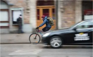  ?? FOTO: MOSTPHOTOS ?? SMIDIGT. Insändarsk­ribenten tycker att det borde bli lättare att ta sig fram på elcykel.