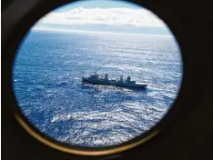  ?? Foto: Rob Griffith, AP, dpa ?? Irgendwo dort im Wasser muss das Wrack sein: Ein Versorgung­sschiff der australi schen Marine sucht im Indischen Ozean.