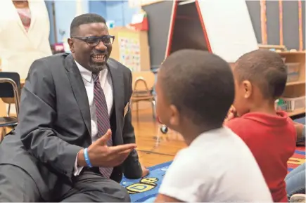  ?? CHRIS KOHLEY / MILWAUKEE JOURNAL SENTINEL ?? Milwaukee Public Schools Interim Superinten­dent Keith Posley meets with students in a classroom at Clarke Street School on Monday morning, his first day as interim superinten­dent. Posley served as principal at Clarke, including in 2002 when...