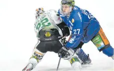  ?? FOTO: FELIX KÄSTLE ?? Ob es die Duelle zwischen den Ravensburg Towerstars (rechts Kilian Keller) und den Bietigheim Steelers in der kommenden DEL2-Saison geben wird, ist seit Mittwoch mehr als fraglich.