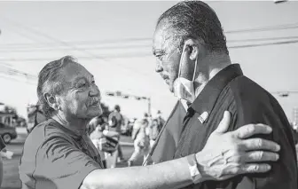  ?? Matthew Busch / Contributo­r ?? Arturo Rodriguez, United Farm Workers president emeritus, thanks the Rev. Jesse Jackson for his work as marchers organized by the Poor People’s Campaign head through Austin on Friday.