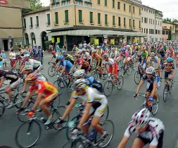  ??  ?? La kermesse Torna domenica la Granfondo Pinarello, 22esima edizione