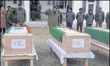  ?? HT PHOTO ?? Officers paying homage to the four cops of Jammu and Kashmir Police in Shopian on Tuesday.