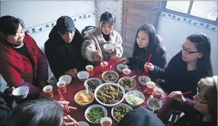  ?? Liu Hongbin For The Times ?? SHUANGJIE AND ESTHER dine with their combined family at Shuangjie’s home in February, close to Chinese New Year.