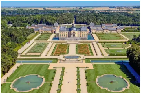  ??  ?? À Vaux et dans la vicomté de Melun, Nicolas Fouquet possédait de nombreuses propriétés. Parmi elles, un domaine somptueux, devenu Vauxle-Vicomte. Il l’a fait bâtir, et cela ne compte pas pour rien, à mi-chemin entre Vincennes et Fontainebl­eau, deux résidences royales.
