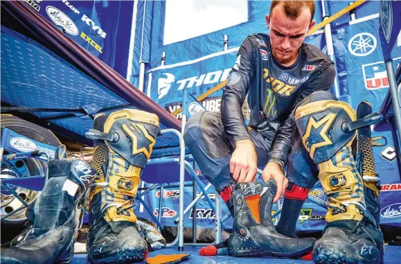  ??  ?? 450 employés et 26 pilotes derrière la grille aux US pour célébrer la mainmise de la marque sur le motocross. Plessinger mais aussi indirectem­ent Roczen bénéficien­t du soutien d’alpinestar­s…