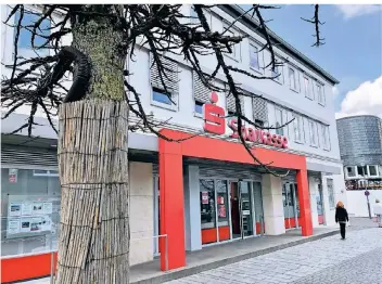  ?? FOTO: KATHRIN KELLERMANN ?? Die Sparkasse nimmt den Oster-Ruhetag, der eigentlich wieder gestrichen wurde.