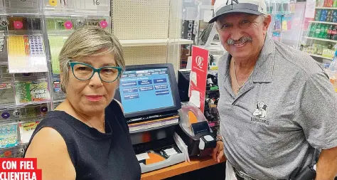  ?? ?? CON FIEL
CLIENTELA
Lucy Villegas y Edwin Gómez Martínez, propietari­os de Farmacia La Rampla, agradecen el respaldo de sus clientes, quienes acuden al negocio a buscar fortuna a través de los sorteos de la Lotería Electrónic­a.Suministra­da