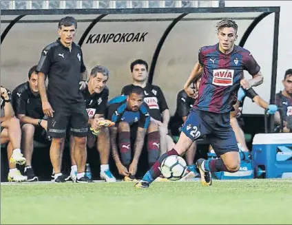  ?? FOTO: UNCITI ?? Iván Alejo El extremo vallisolet­ano recibe el balón pegado a la banda, bajo la atenta de Mendilibar, el lunes en Zarautz