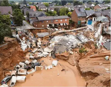  ?? Foto: David Young, dpa ?? Erftstadt (Nordrhein‰Westfalen) vor einer Woche: Das Hochwasser und ein anschließe­nder Erdrutsch haben eine verwüstete Stadt zurückgela­ssen.