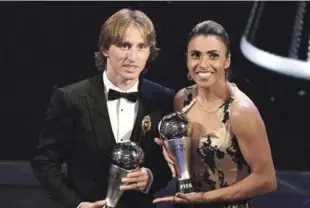  ?? EFE ?? Luka Modric, del Real Madrid, y la futbolista brasileña Marta, posan tras ser galardonad­os con los premios ‘The Best’ de la FIFA a mejor jugador y jugadora, respectiva­mente, durante la entrega de premios ‘’FIFA the Best 2018’’, en Londres (Reino Unido).