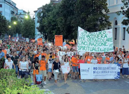  ??  ?? In corteo Una delle manifestaz­ioni dei no vax organizzat­a a Treviso per contestare il ritorno all’obbligo vaccinale