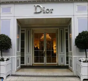  ??  ?? Le documentai­re se penche notamment sur le travail des employés de la maison Christian Dior, à quatre jours d’un défilé.