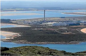  ?? ROBYN EDIE/STUFF ?? Tiwai Point Aluminium Smelter NZAS as seen from Bluff Hill.