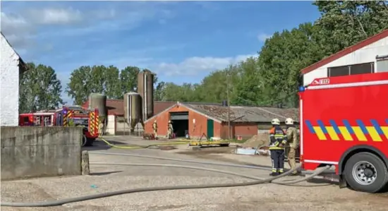  ?? FOTO JOZEF CROUGHS ?? De brandweer had problemen bij het blussen omdat er asbestgeva­ar was.