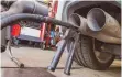  ?? FOTO: DPA ?? Abgasunter­suchung: viele importiert­e Diesel auffällig.