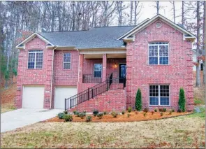  ?? LINDA GARNER-BUNCH/Arkansas Democrat-Gazette ?? This four-bedroom, three-bath home rests on a corner lot in Benton’s Hartford Hills subdivisio­n.