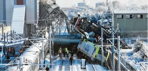  ?? Foto: Adem Altan, afp ?? Bei dem Zugunglück starben mindestens neun Menschen. Auch eine Fußgängerb­rücke des Ankaraer Bahnhofs Marsandiz stürzte ein.