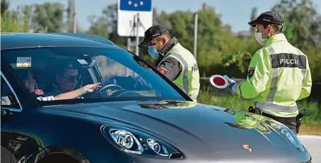  ?? FOTO ČTK ?? Přivřené hranice. Slovenští policisté kontrolují od pátku řidiče na hraničních přechodech, zda mají negativní test na koronaviru­s.