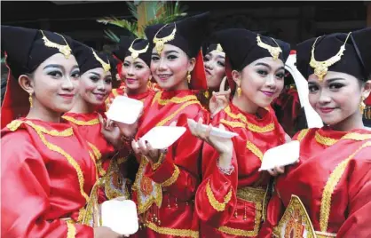  ??  ?? DENPASAR: Balinese girls prepare to perform during a New Year celebratio­n in Denpasar, on Indonesia’s resort island of Bali on December 31, 2016. Various form of dances and music have made Bali’s art and culture one of the most diverse in the world. —AFP