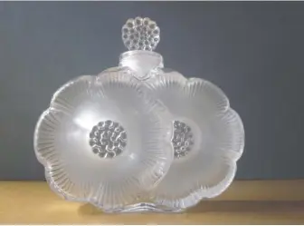  ??  ?? e Deux Fleurs flacon was originally designed in glass in 1935 by René Lalique.