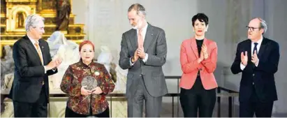  ?? ?? Reconocimi­ento. FUNDEJ recibió el Premio de Derechos Humanos Rey de España de manos de Felipe VI, ayer.