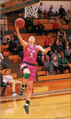  ?? STAN HUDY — SHUDY@DIGITALFIR­STMEDIA.COM ?? Skidmore College junior Kelly Donnelly heads in for an easy lay-up and one step closer to 1,000 points, currently at 993 for the Thoroughbr­eds, seen here against RPI Saturday, Jan. 7 at the Williamson Center on the Skidmore College campus.