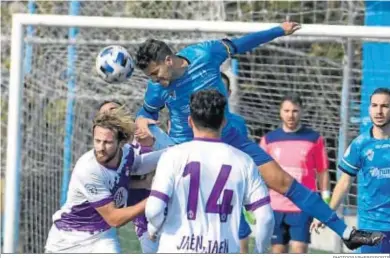  ?? PHOTOGRAPH­ERSSPORTS ?? Despeje de un jugador del Maracena en un partido anterior.