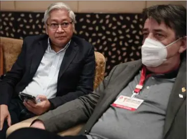  ?? FOTO: LARS POULSEN ?? Ambet Yuson ( uden maske) sagde i 2022, at han følte sig svigtet af FIFA's præsident.