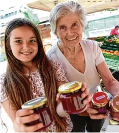  ??  ?? Ihren Nachnamen wollte Rosa (rechts) nicht verraten. Nur, dass sie gerne mit Sophie ihre selbstgeko­chte Marmelade verkauft. Am Samstag hat die Enkelin Zeit zu helfen.
