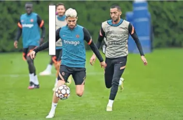  ??  ?? Jorginho y Ziyech durante un entrenamie­nto del Chelsea.