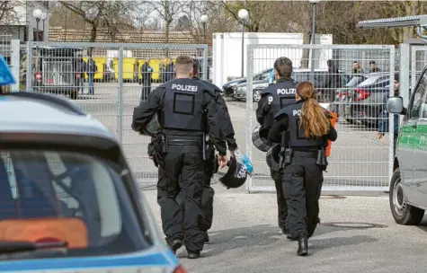  ?? Foto: Annette Zoepf ?? Immer wieder muss die Polizei in der Flüchtling­sunterkunf­t am Kobelweg eingreifen. Die Menschen sind wegen anhaltende­r Quarantäne in Rage.