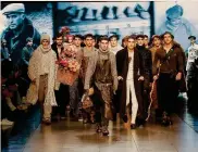 ??  ?? Gran finale.
Qui sopra, la sfilata della collezione uomo per l’A-I 20-21 del febbraio scorso. A lato, da destra, Domenico Dolce e Stefano Gabbana