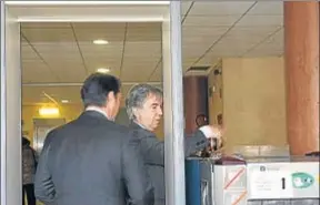  ?? VICENÇ LLURBA ?? Miquel Vilardell entrando en los juzgados de Reus