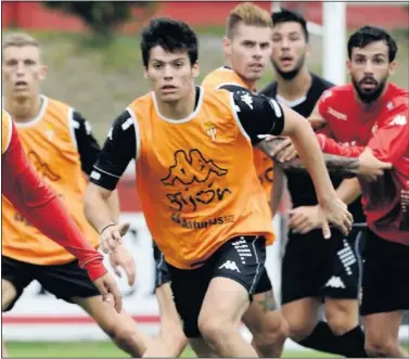  ??  ?? JOVEN PROMESA. Jorge Meré, en un entrenamie­nto con el Sporting, apunta a ‘grande’ de la zaga.