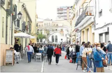  ??  ?? Largas colas de fieles para venerar a Nuestro Padre Jesús Cautivo y María Santísima de la Trinidad Coronada.