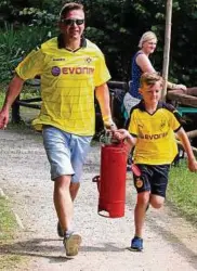  ??  ?? Im Eiltempo: Zwei Mitglieder vom Team Dortmund tragen die Spritze zurück zum Startpunkt.