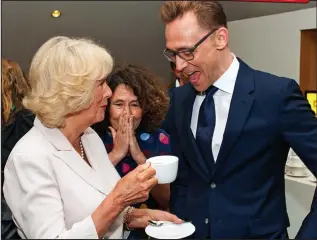  ??  ?? Tea for two: The duchess greets Hiddleston at the prize-giving ceremony