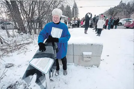  ?? JASON BAIN EXAMINER ?? Selwyn Township trail advisory committee chairwoman Yvonne Spradbrow unveils a plaque during a grand opening and dedication of Andrew Trail on Eastman Road just north of the city on Tuesday afternoon. The route connects two subdivisio­ns and will eventually connect to The Great Trail, formerly known as the Trans Canada Trail.