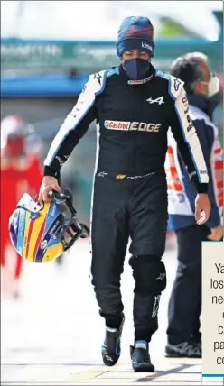  ??  ?? Fernando Alonso camina por el ‘paddock’ del circuito de Ímola.