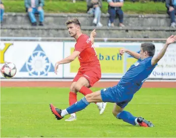  ?? FOTO: CHRISTIAN METZ ?? Luca Spöri (in Rot) und dem FC Wangen steht ein wichtiges Landesliga­spiel gegen den direkten Konkurrent­en FV Ravensburg II (Ajdin Durakovic) bevor.