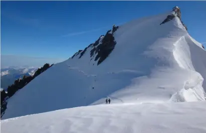  ?? ©Cédric Sapin-Defour ©Pascal Tournaire ?? Dans la traversée entre le Col du mont Maudit et le Col de la Brenva, sur l’itinéraire des trois Monts. Au lever du jour, l’arête terminale garde dans l’ombre, quelques minutes encore, les prétendant­s au sommet.