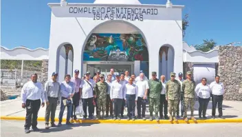  ??  ?? El presidente Andrés Manuel López Obrador (octavo de der. a izq.) afirmó que la noticia de que se clausurará el penal en las Islas Marías fue bien recibida por los presos y trabajador­es del lugar.