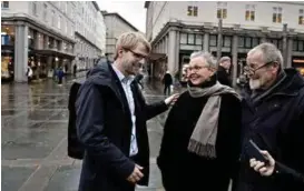  ?? ARKIVFOTO: EIRIK BREKKE ?? UKJENT: Roger Valhammer (til v.) var ukjent for dei fleste. Her møter han bergensara­ne Kjerstin og Steinar Jensen.